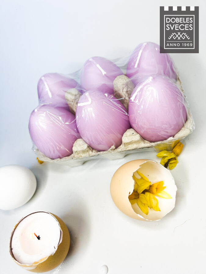 Presēta parafīna pulvera figūrsveces - gaiši violetas olas, olu kastītē