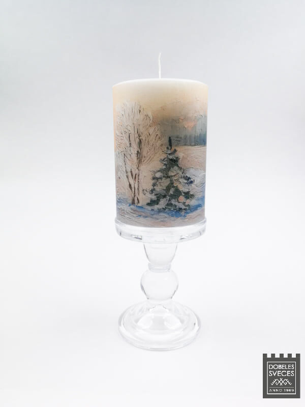 Cilindriska svece ar dizaina jostu - mākslinieces A. Princes gleznas "Ziemas rīts" fragmentu
