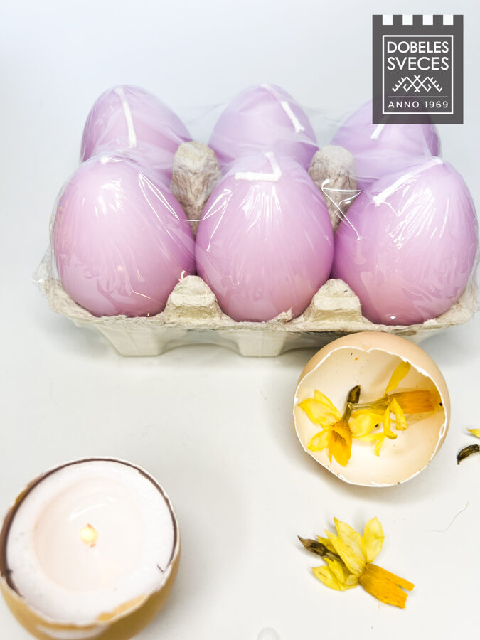 Presēta parafīna pulvera figūrsveces - gaiši violetas olas, olu kastītē